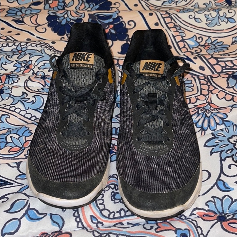 Nike black and gold tennis shoes